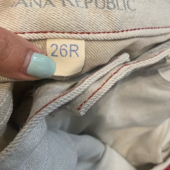 Banana Republic Women’s off white skinny jeans, zipper on sides on. Waist 26 - Picture 4 of 4